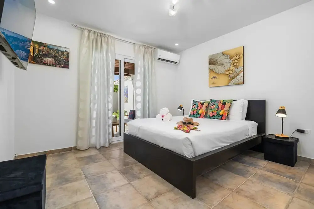 Spacious Renovated House Prvt Pool 5 min to Bch