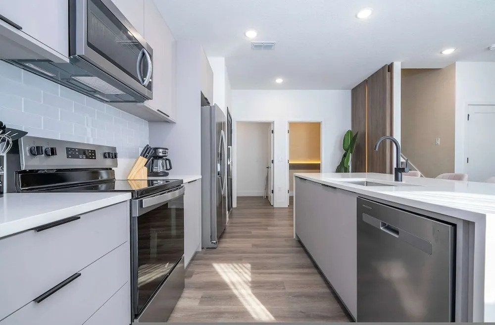 Spacious Modern 4BR Near Theme Parks