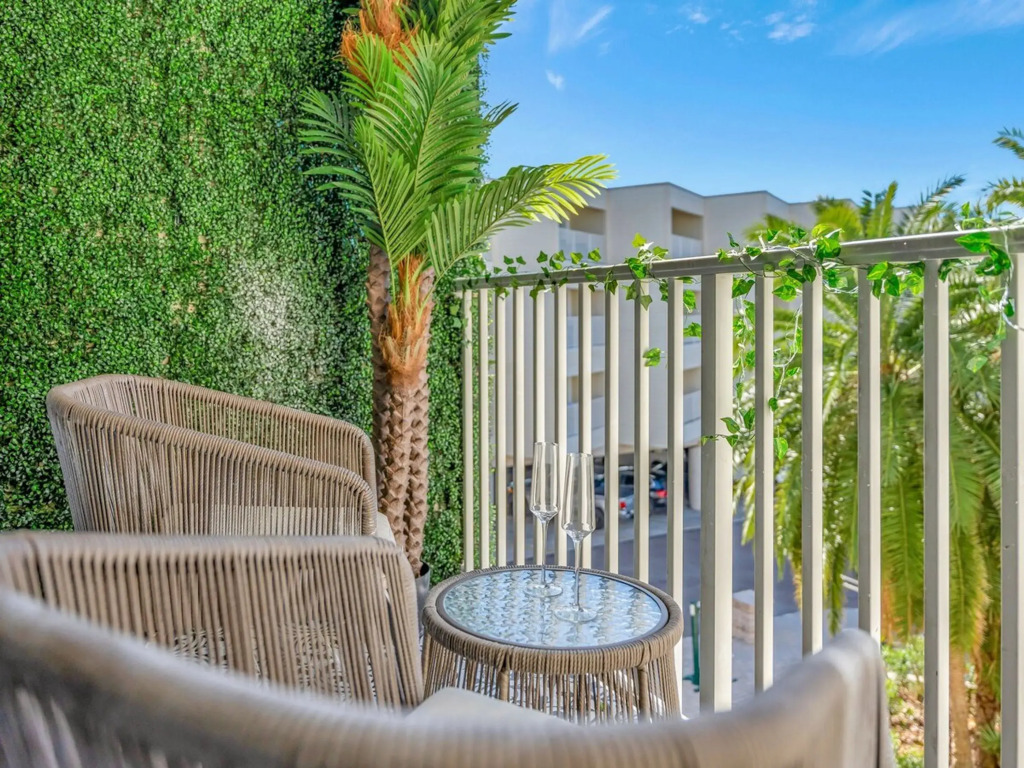 The Palm Exclusive Tropical Luxury on the Water