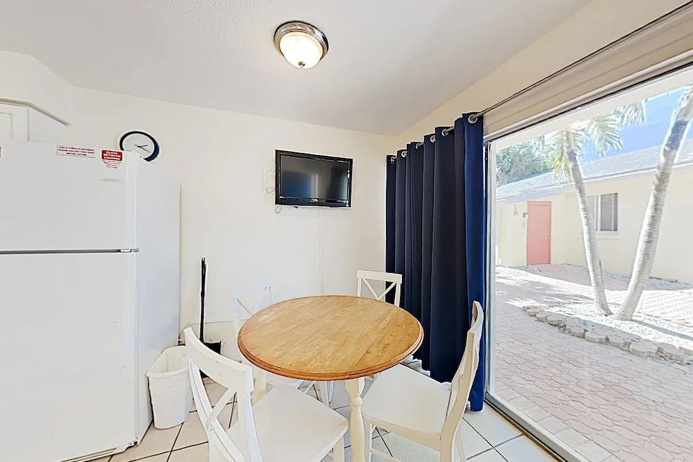 New Listing! Island Escape Steps To Stunning Beach 1 Bedroom Apts