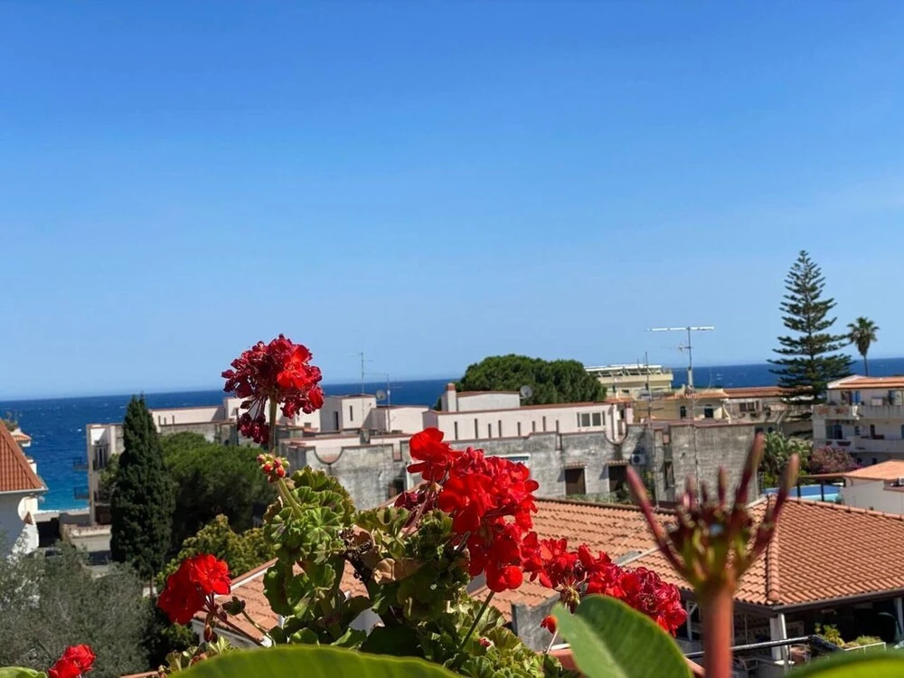 Lovely 2-bed Apartment in Giardini Naxos