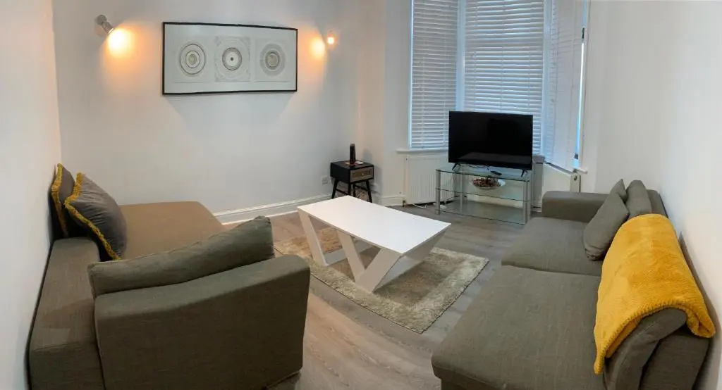 Beautiful 4 ensuite Bedroom House, Free wifi, parking, Family, Corporate, Contractors
