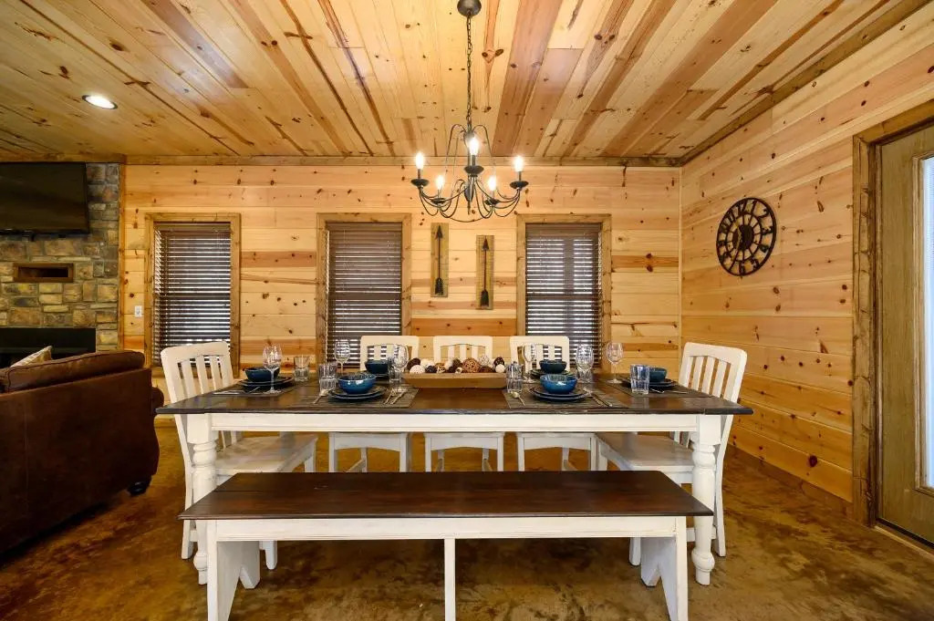Blossom Belle Lodge Luxury cabin 4 Bedroom, 3.5 Bath sleeps 11
