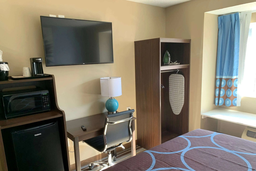 Super 8 by Wyndham Joliet