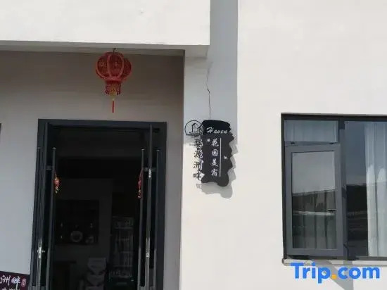 Wuyuan Riverside Retreat，