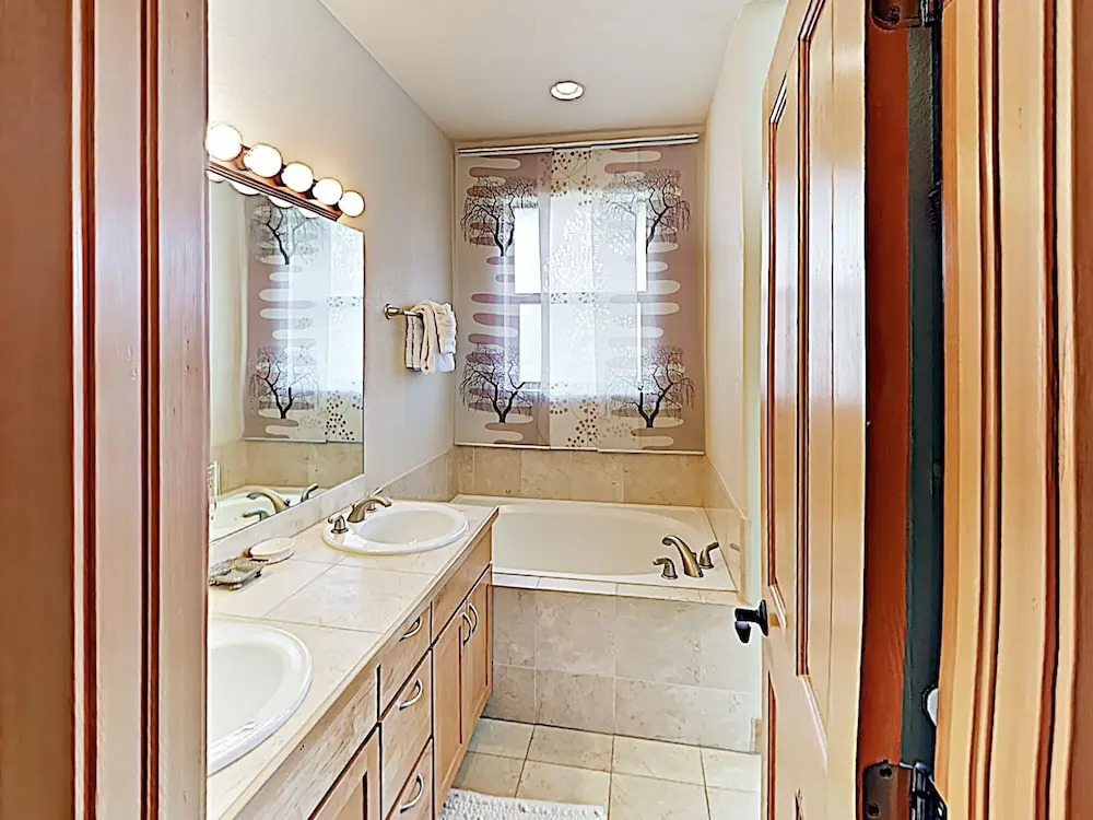 New Listing! Alpine Oasis W/ Hot Tub, Near Slopes 4 Bedroom Townhouse
