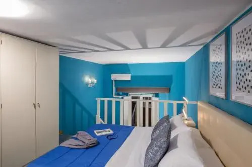 Pantheon Blue Petite Maison