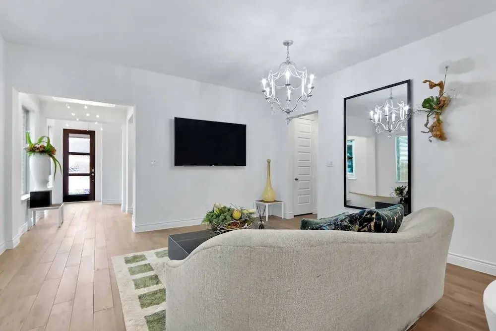 Legacy Haus Modern Stay for 8