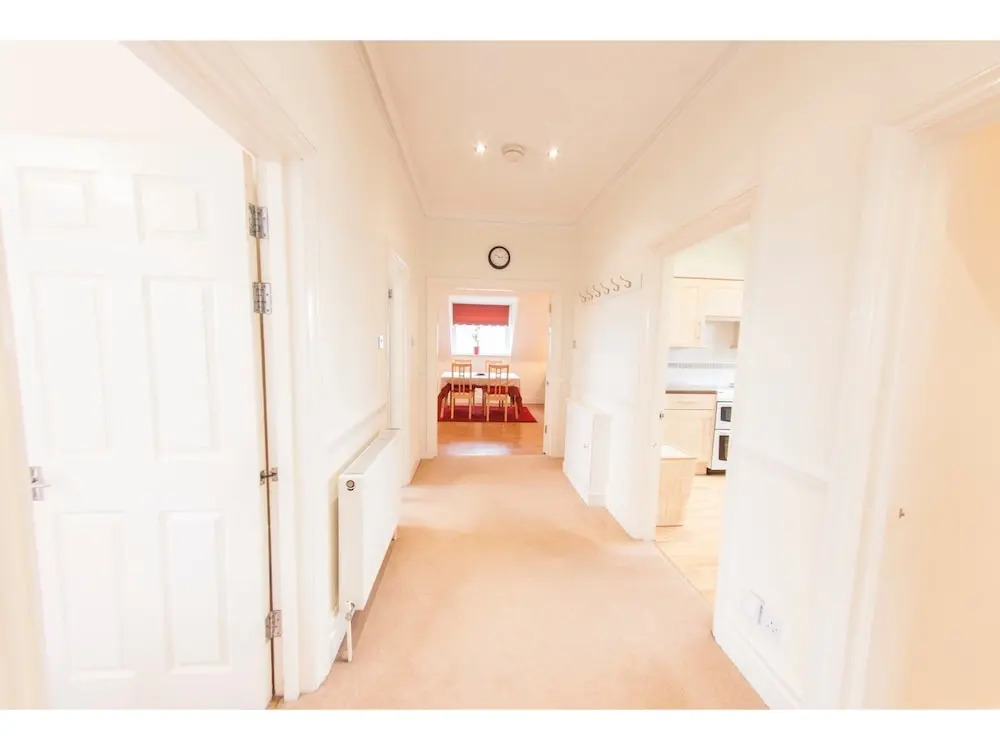 Bright, Airy 2BR Ealing Broadway Flat for 4