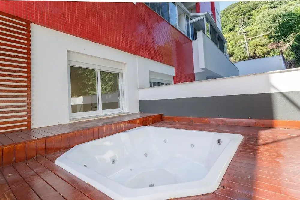 Apartment in the Center With Pool Rri103