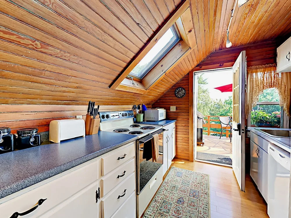 Romantic Crowâ€™s Nest Hideaway 1 Bedroom Apts
