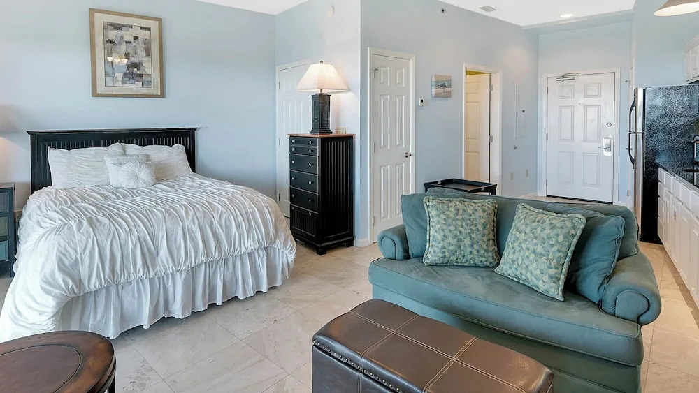 Charming Studio for 2 - Pool Views - Next Door to Alys!