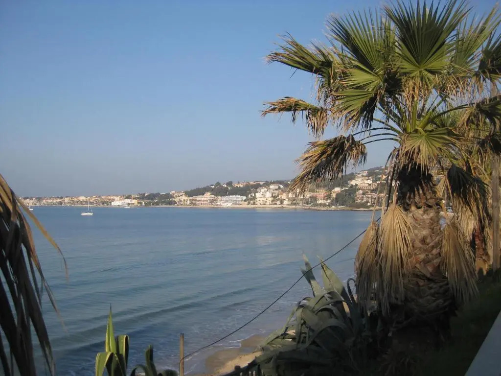 50m Plage T2 Grande Terrasse Vue Mer Climatisé Piscine Chauffée, Parking clos gratuit
