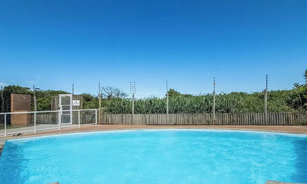 Beachfront Condominium w/ Pool in Morro das Pedras - Pros