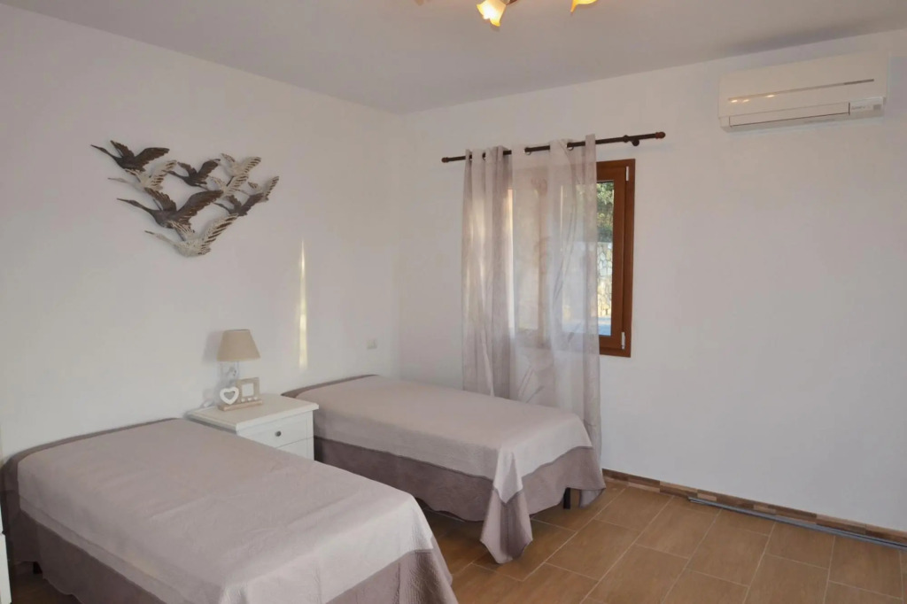 Two semi-detached houses in the immediate vicinity, for a total of three apartments on a 5-acre lot.-Villetta Zuccale 2