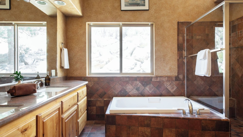 Bernard by Avantstay Luxurious Cabin in Big Bear w/ Hot Tub & Pool Table