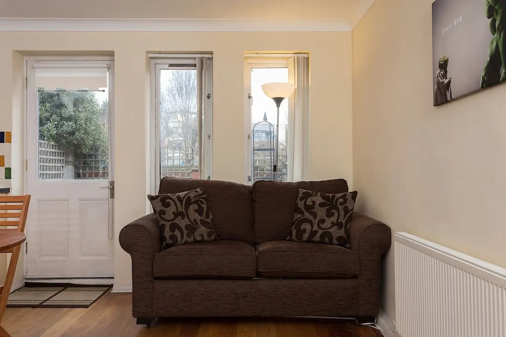 2 Bedroom House Near Wapping Station