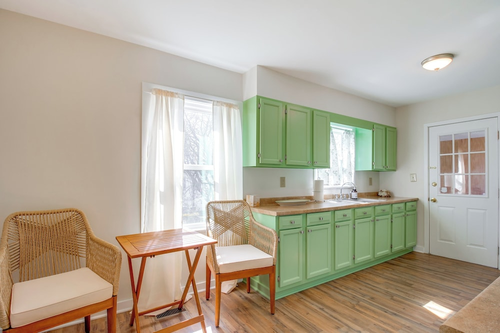 Lakes, Whiskey & More! Charming Home in Tullahoma