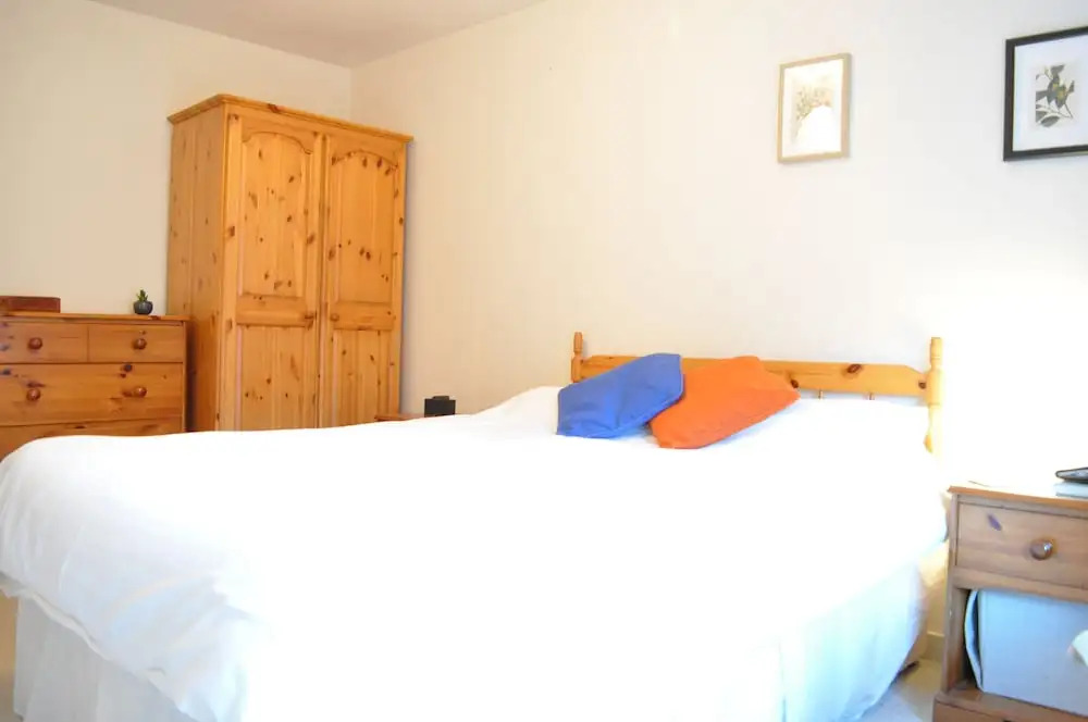 Central 1 Bedroom Apartment With Parking