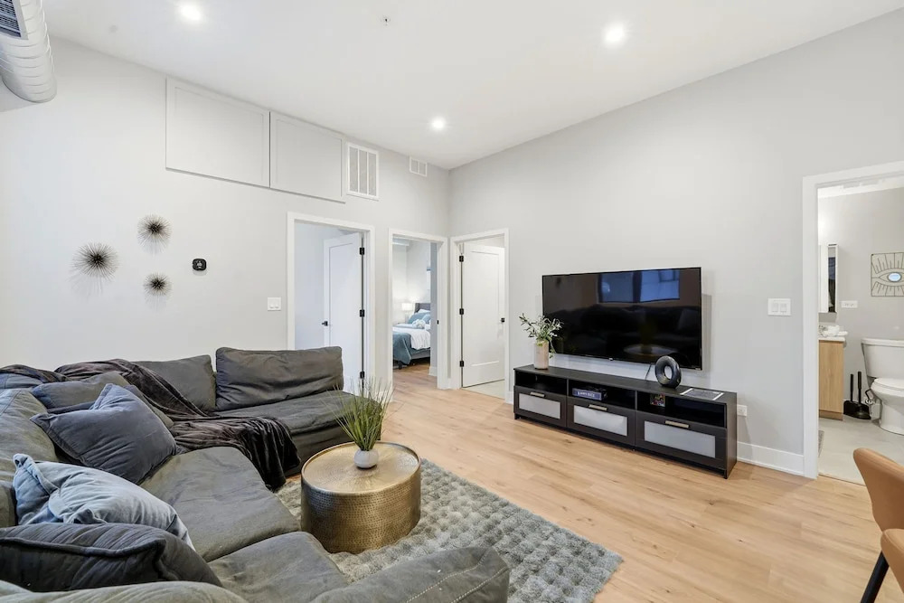 Edgewater Apt With Free Parking Gym Modern Living