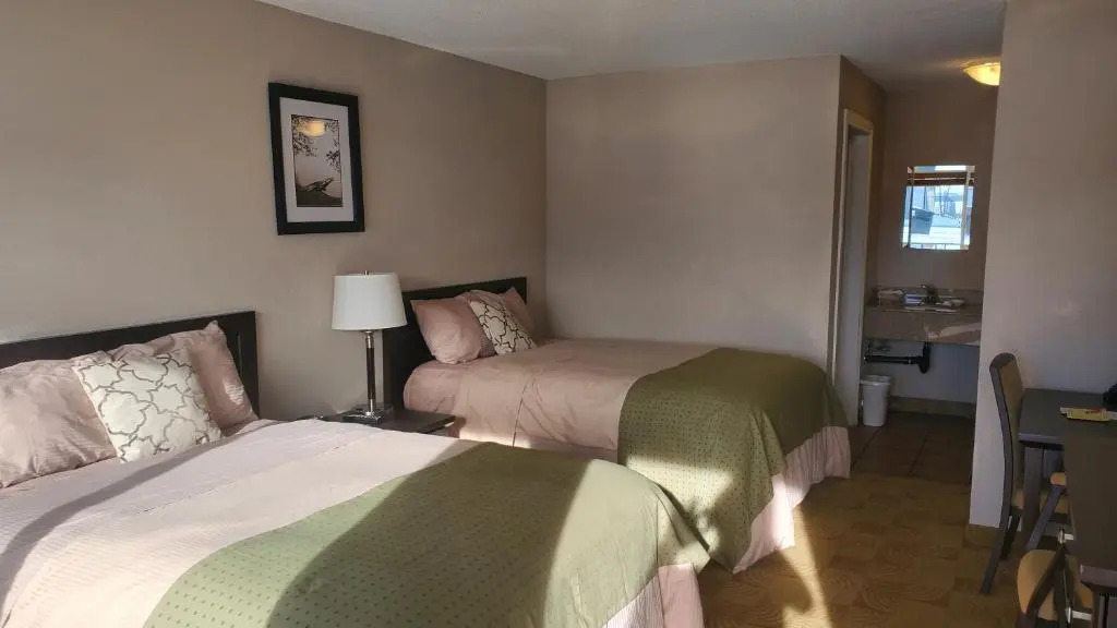 Shoreside Inn & Suites