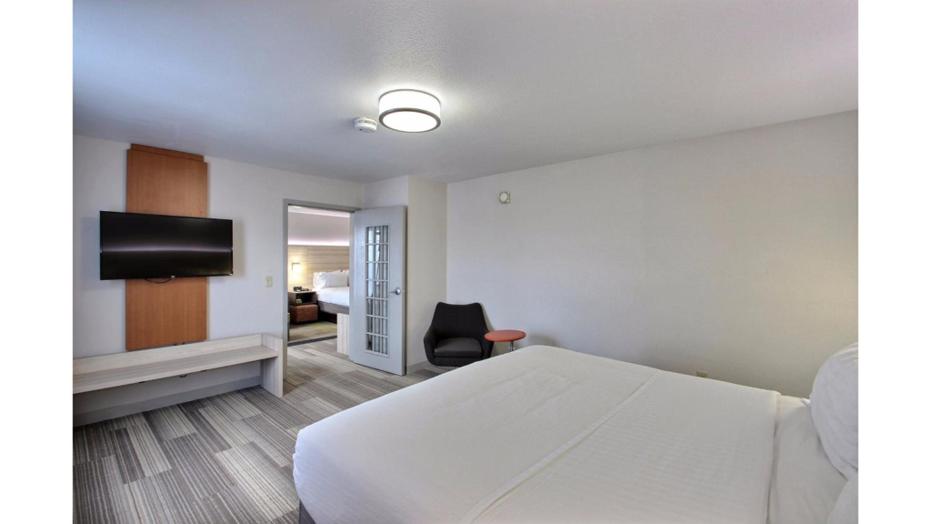 Holiday Inn Express Hotel & Suites Milwaukee Airport, an IHG Hotel