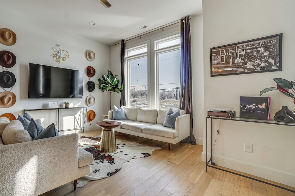 Rooftop Deck! Centrally Located Nashville Townhome