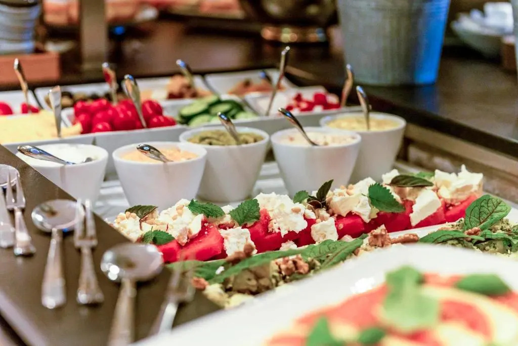 Wellness und Brunch Hotel MorgenZeit beheizter Naturteich Genuss Frühstück bis 13 Uhr Hochkönig Sommercard