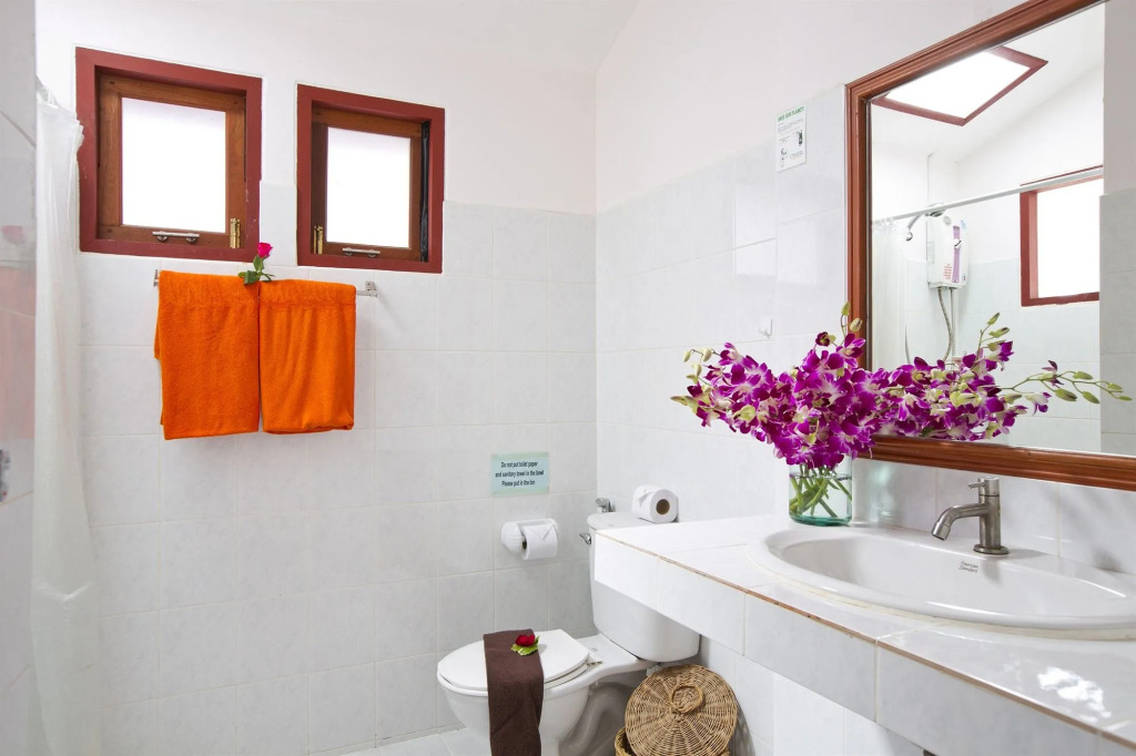 The Cosy Maenam Beach Resort