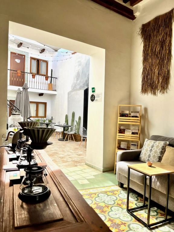 Casa 14 Hotel & Café