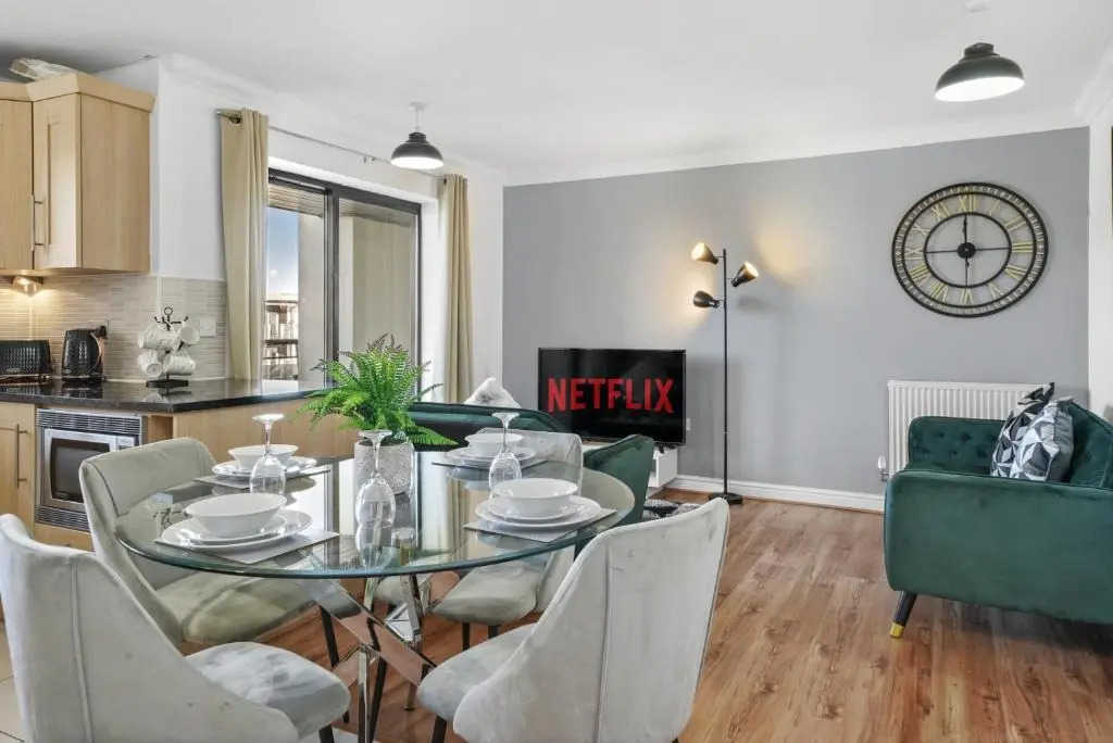 3 Bedroom, 2 Bathroom Apartment in Milton Keynes by HP Accommodation - Free WiFi & Parking