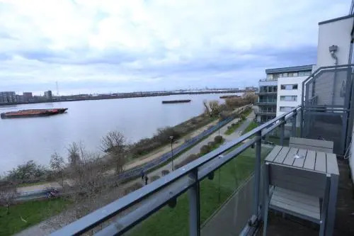 Lovely 2 bed 2 toilet Hill House river view apartment