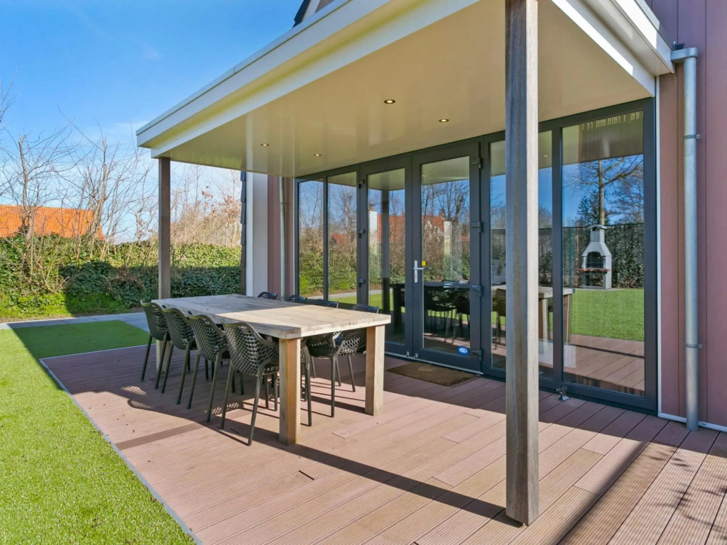 Beautiful villa 2 minutes from the beach with a spacious garden and veranda