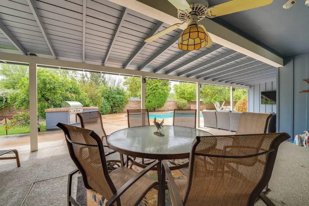 Pool & Outdoor Kitchen: Home 10 Mi to Dtwn Phoenix