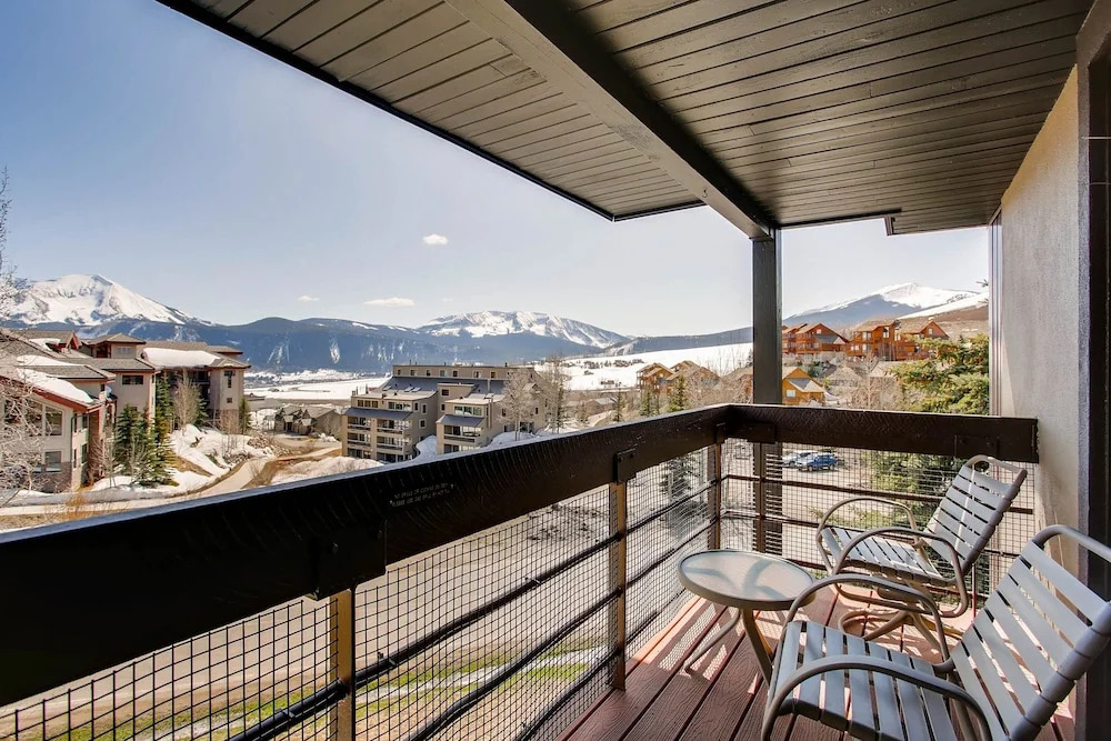 1 Br With Amazing Views Of Mountain Range 1 Bedroom Condo - No Cleaning Fee! by RedAwning