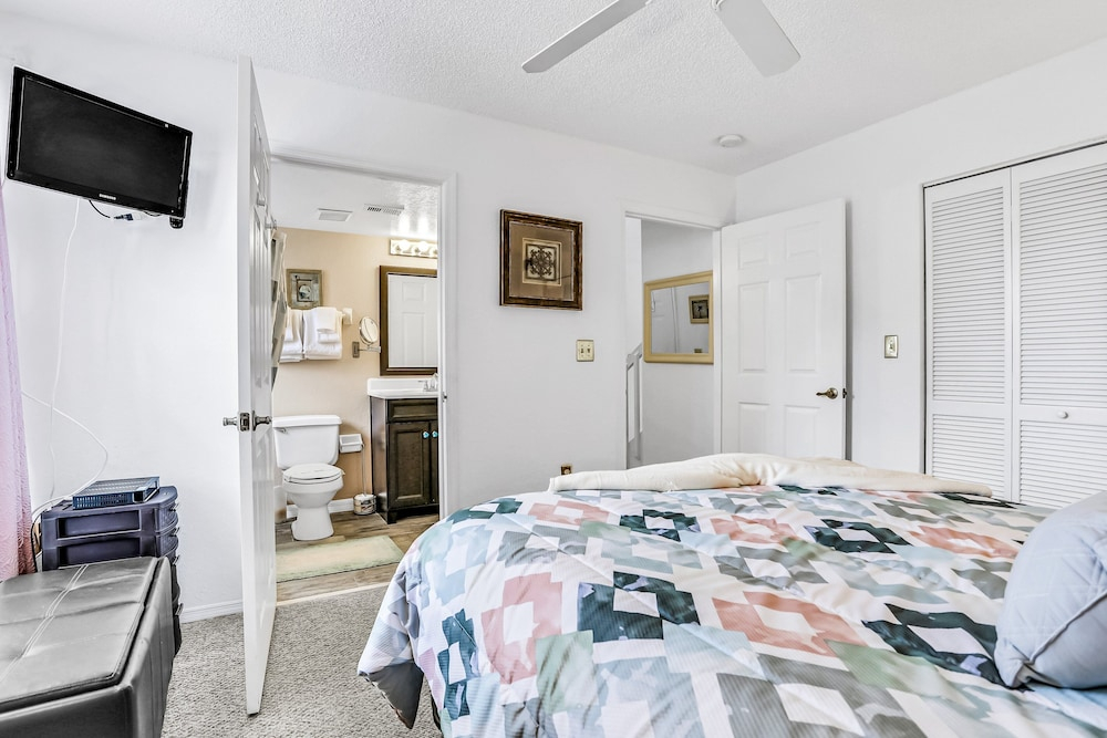 Breezy Townhouse With a Pool, hot Tub, Patio, Central AC, and Washer/dryer