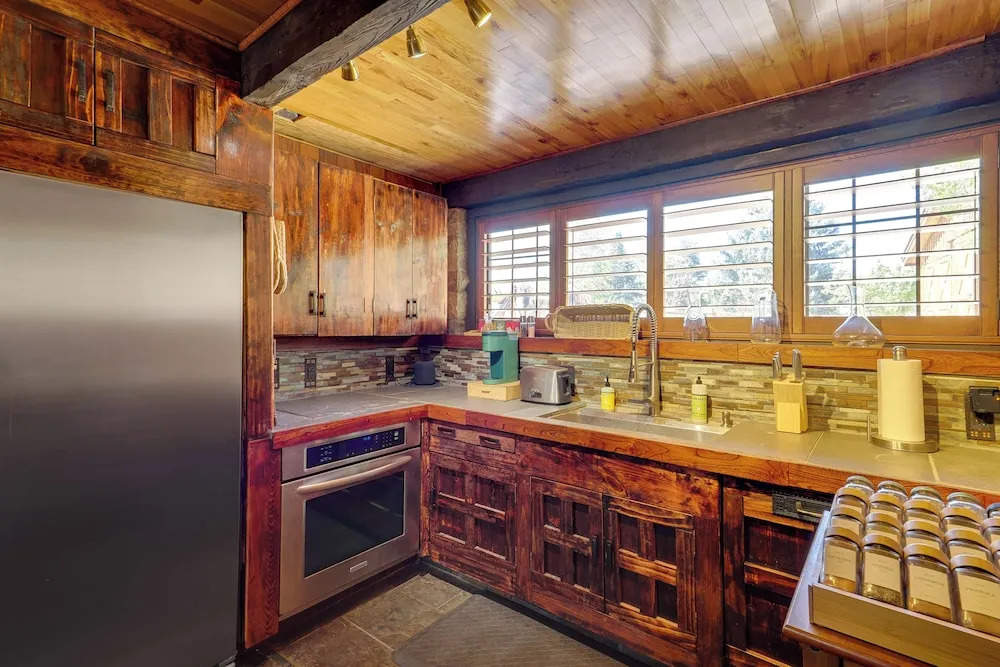 Historical Mtn-view Getaway w/ Hot Tub in Sandy