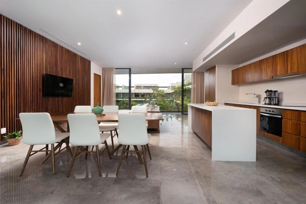 Spacious 2 Bedroom Apartment With Pool View 10 min From the Beach