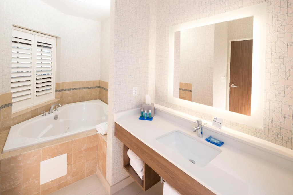 Holiday Inn Express Hotel & Suites Bay City by IHG
