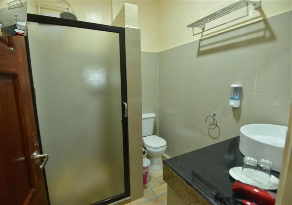 Roz And Angelique's Inn & Suites