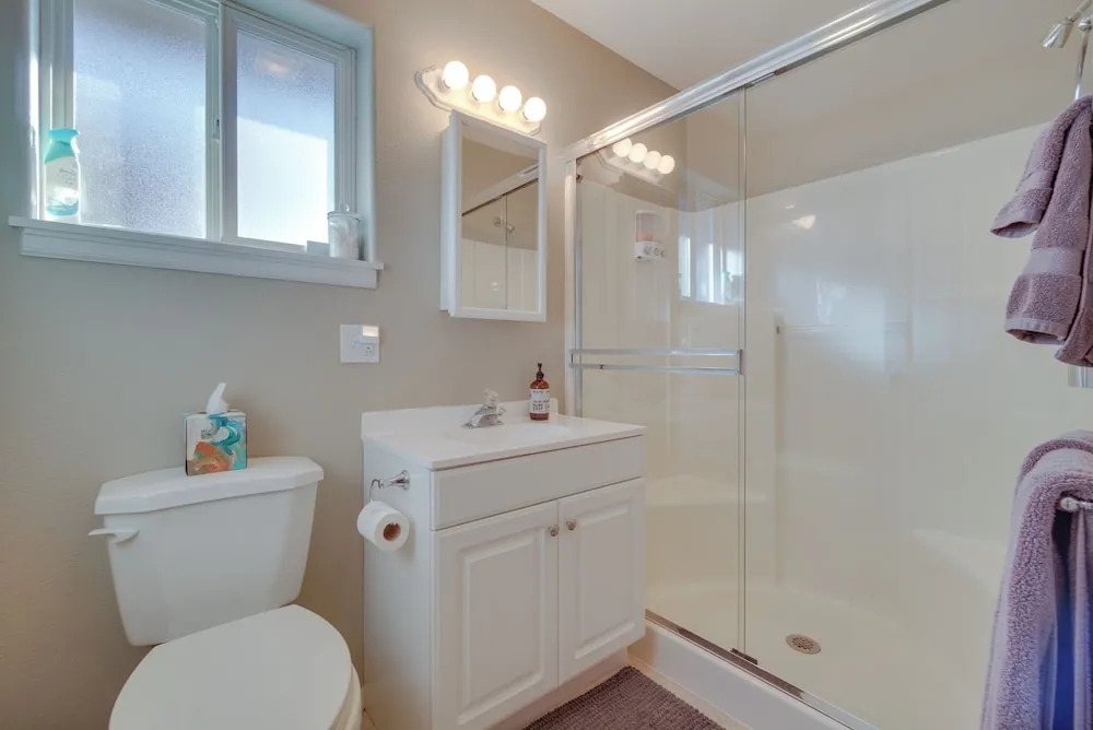 Charming Getaway, Walk to Windsor Lake & Downtown!