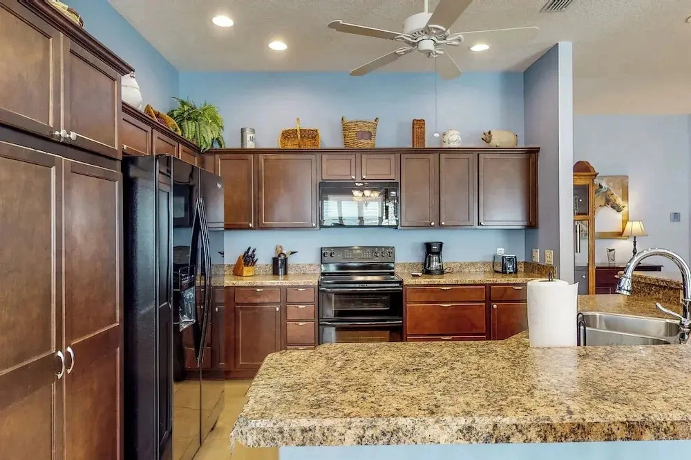 The Cove House: Walk to Brownwood Sq