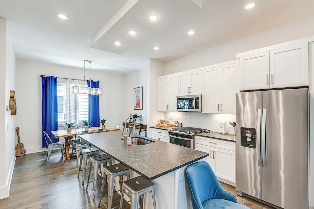 Bright Nashville Townhome ~ 5 Mi to Downtown!