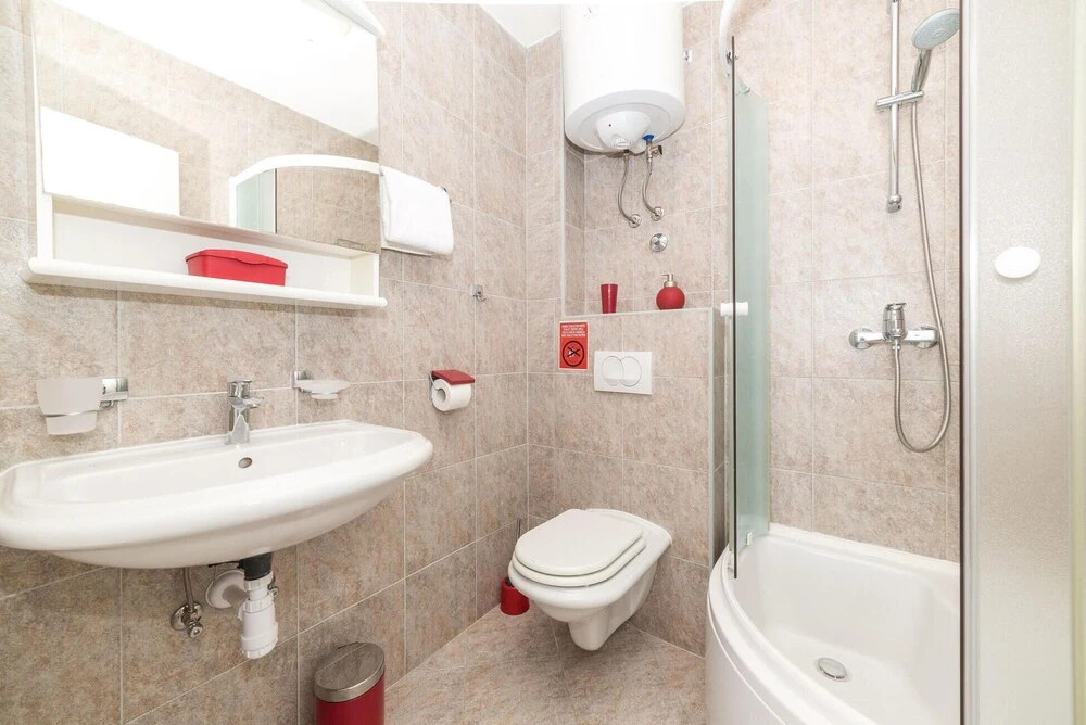 Amazing Home in Seget Donji With Wifi and 5 Bedrooms