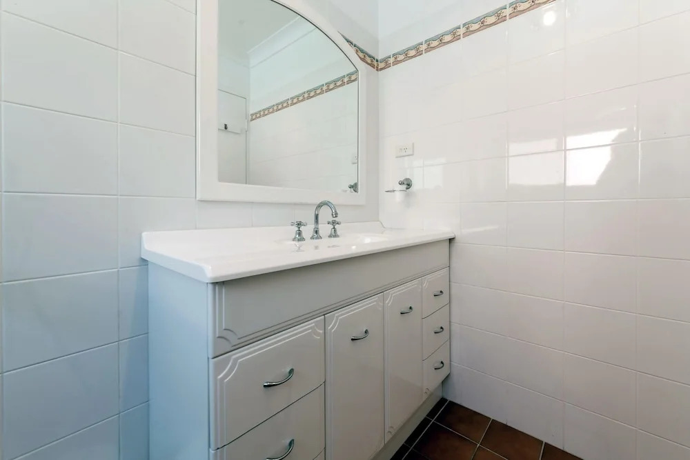 Sunset Towers, Unit 2/25 Donald Street