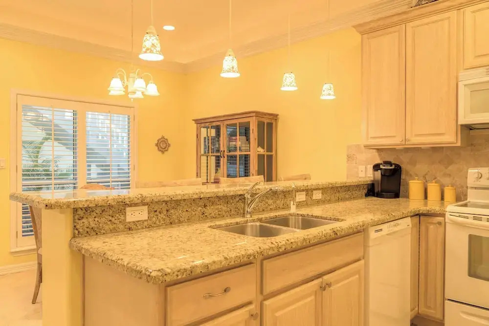 Spacious Ground Floor Condo With Semi-private Pool, 1 Block to Beach