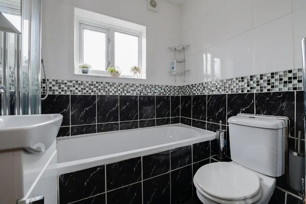 Cosy Contractor & Family House with Free Parking by ComfyWorkers