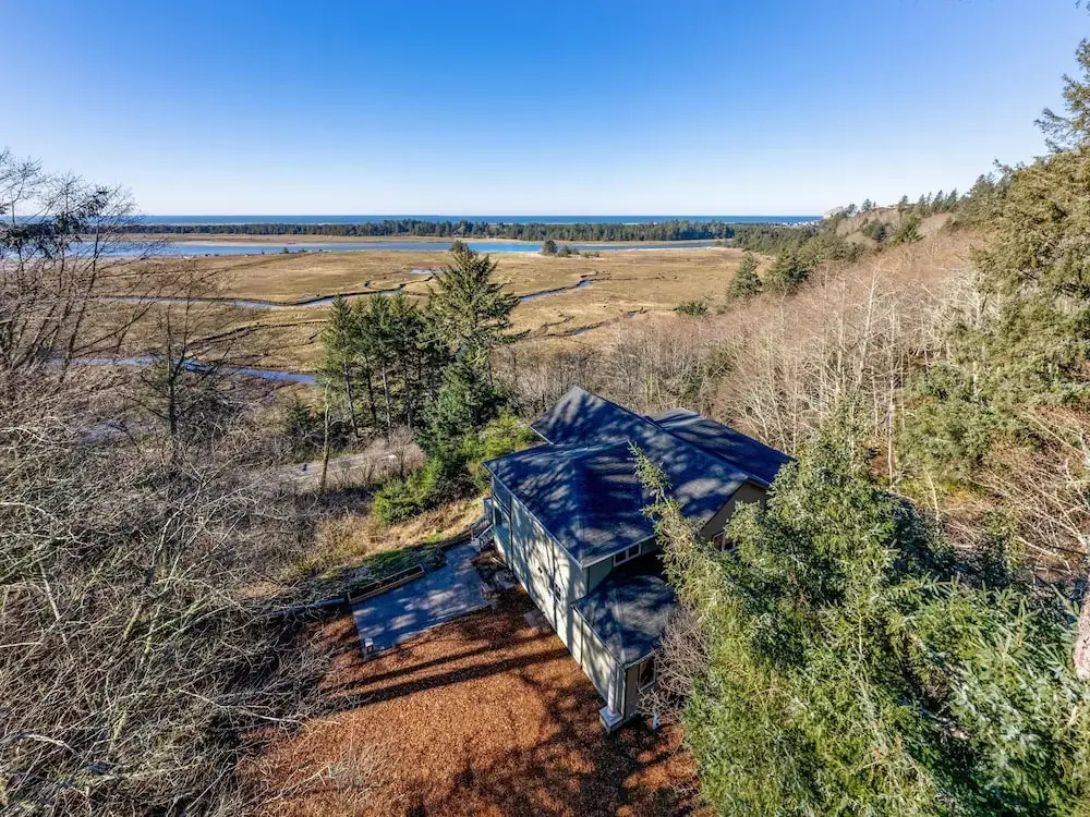 Stunning Bay and Ocean Views with Soaking Tub - Serene Coastal Escape