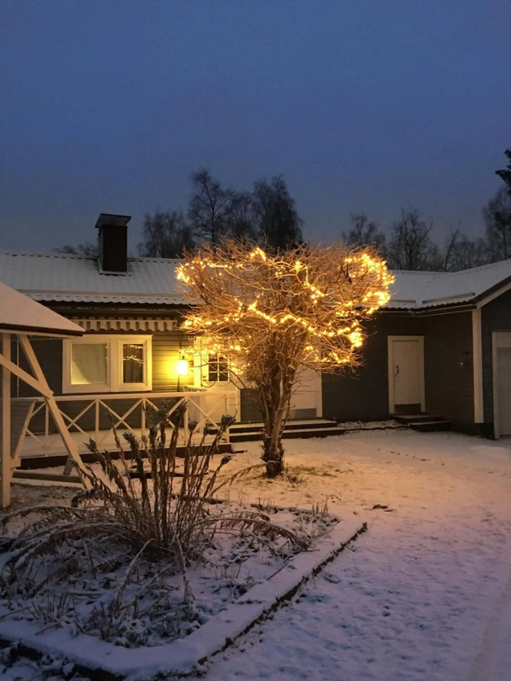 Tilava talo lähellä keskustaa