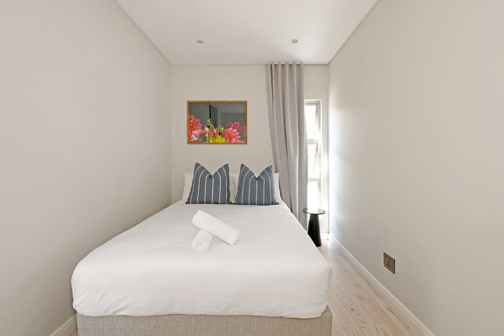 5 Bed House Pool Fresnaye Sea Point